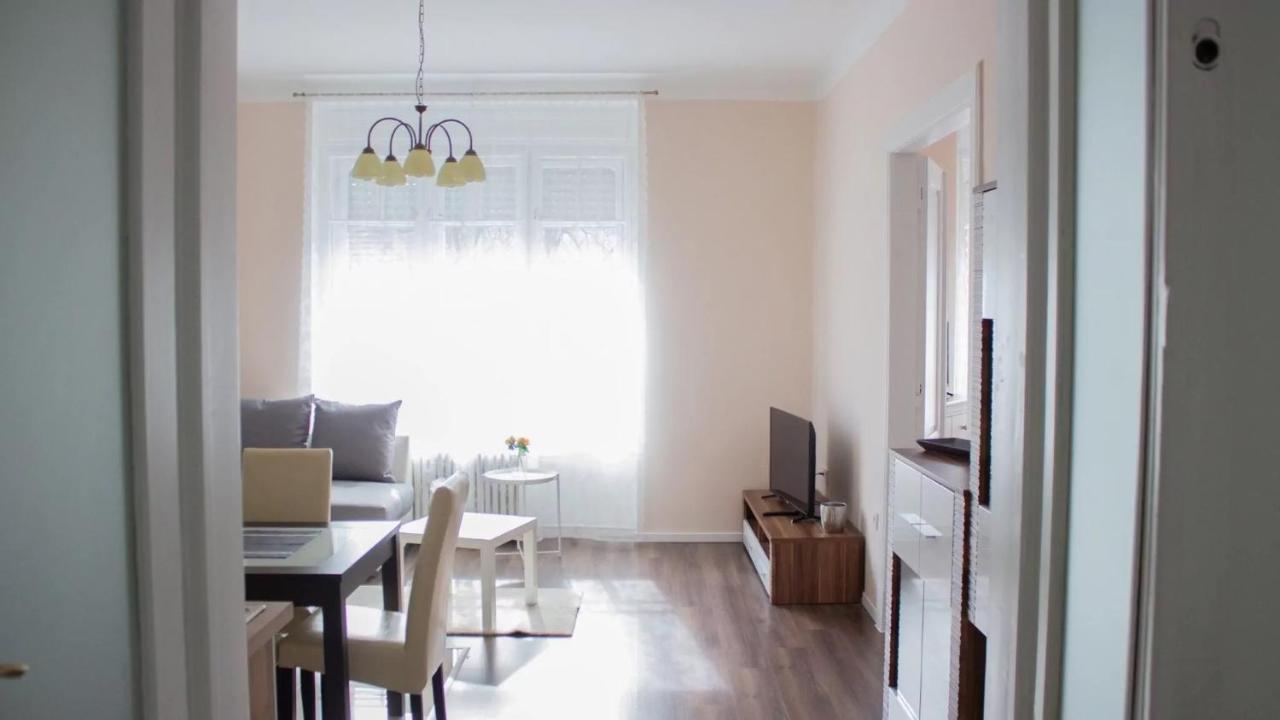 Broadway B3 Apartment *